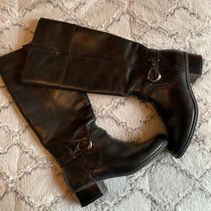 Black heeled boots with zipper